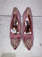 2 X ASSORTED WOMENS TED BAKER SHOES TO INCLUDE TED BAKER HEELED SHOES IN PINK SIZE 3