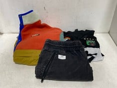 3 X ASSORTED CLOTHING TO INCLUDE CARHARTT PATTA TROUSERS IN BLACK- SIZE M (RRP-£90)