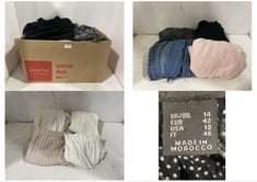 BOX OF ASSORTED CLOTHING ITEMS TO INCLUDE MID RISE RIPPED DENIM JEANS LIGHT BLUE - SIZE 12