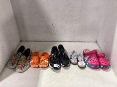 5 X ASSORTED CHILDREN SHOE ITEMS TO INCLUDE CLASSIC CROC COMFORT BABY SHOE WITH CROC CHARMS ORANGE - SIZE JUNIOR 6