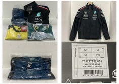 4 X ASSORTED ADULT CLOTHING ITEMS TO INCLUDE FORMULA 1 TEAM SOFTSHELL RACING JACKET BLACK / WHITE MOTIF - SIZE M