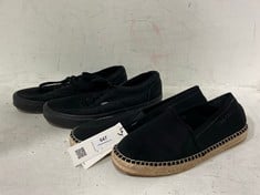 VANS TRAINERS BLACK CANVAS SIZE 9 TO INCLUDE CALVIN KLEIN ESPADRILLESBLACK CANVAS SIZE 9