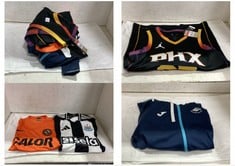 4 X ASSORTED CLOTHING TO INCLUDE NIKE DRI FIT DUNDEE UNITED FOOTY TOP ORANGE SIZE LG