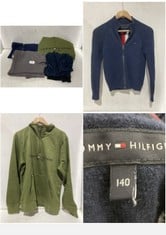 4 X ASSORTED BRANDED CLOTHING TO INCLUDE HILFIGER DENIM CREW NECK SWEATER GREY SIZE LG