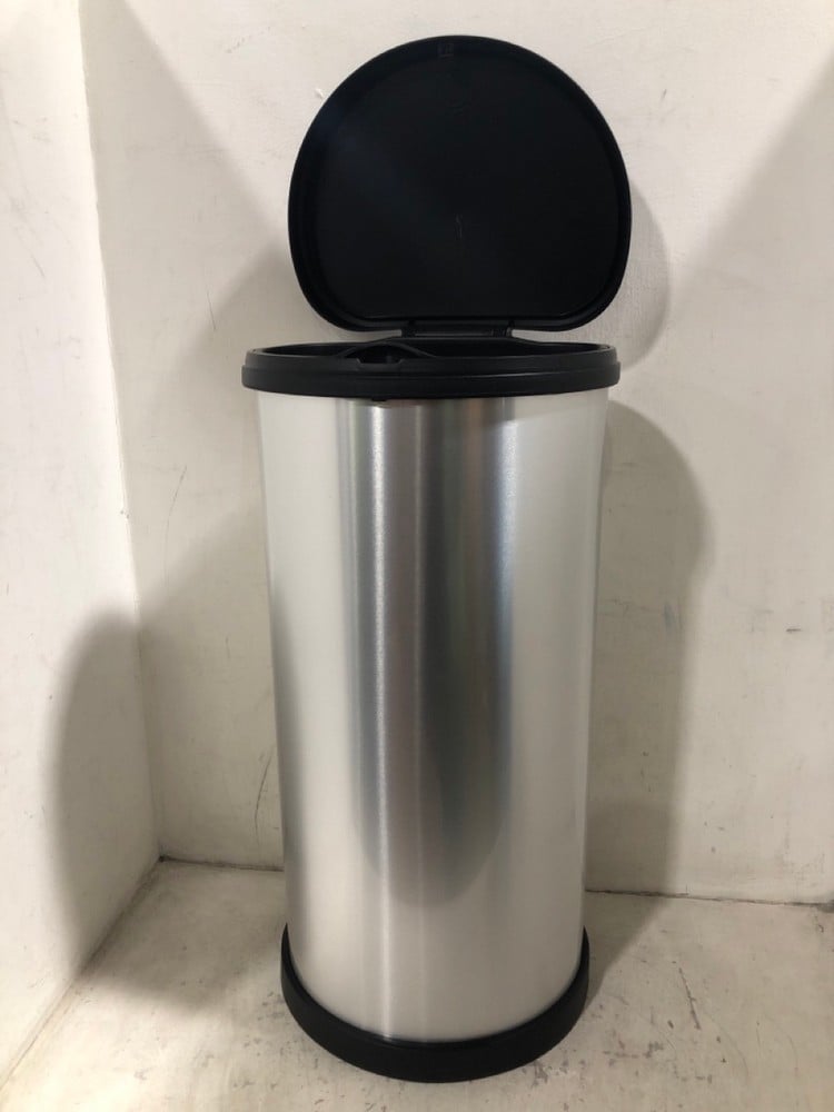 2 X CURVER DECO BIN 490L