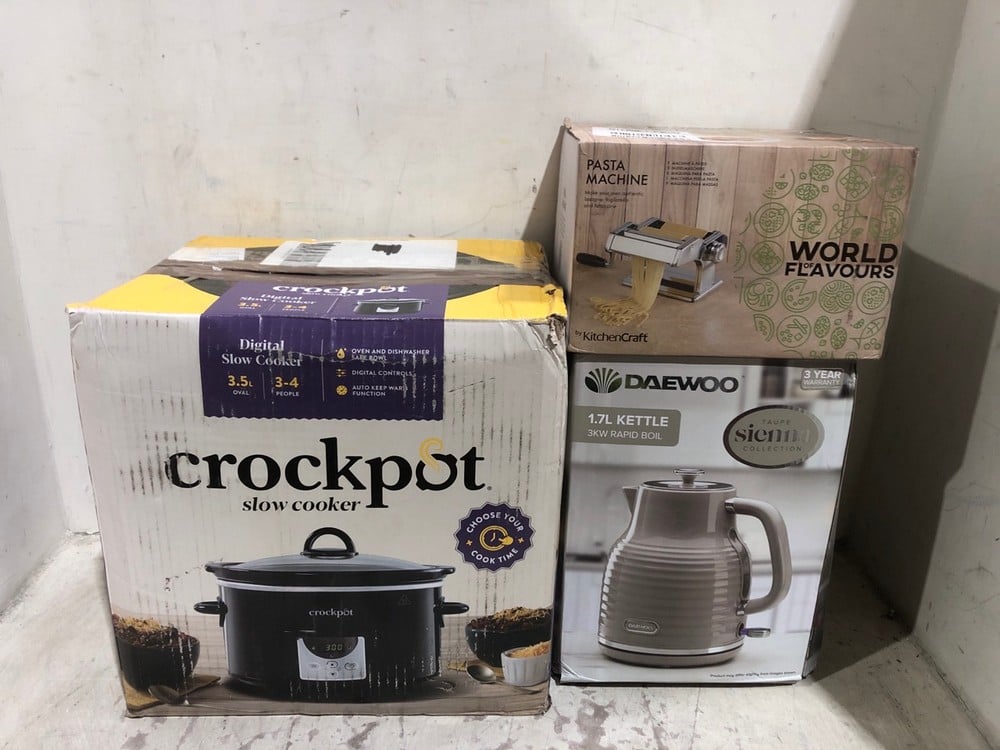 3 X ASSORTED ITEMS TO INCLUDE CROCKPOT 3.5L OVAL DIGITAL SLOW COOKER