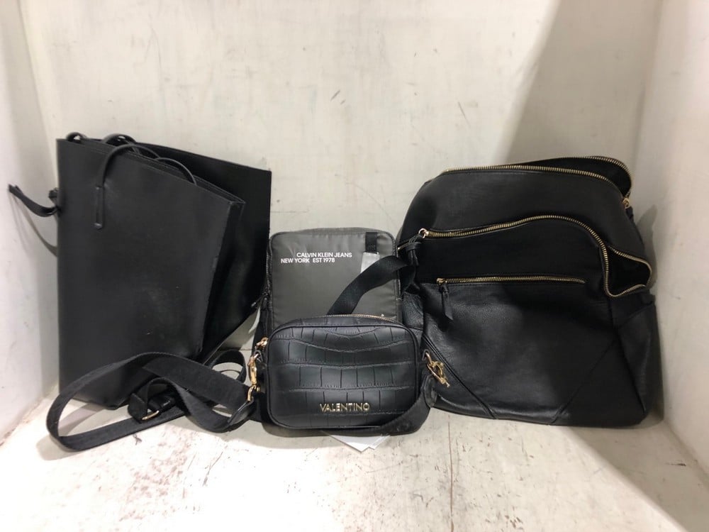 4 X ASSORTED ITEMS TO INCLUDE BLACK EMBOSSED LEATHER-LOOK TOTE BAG