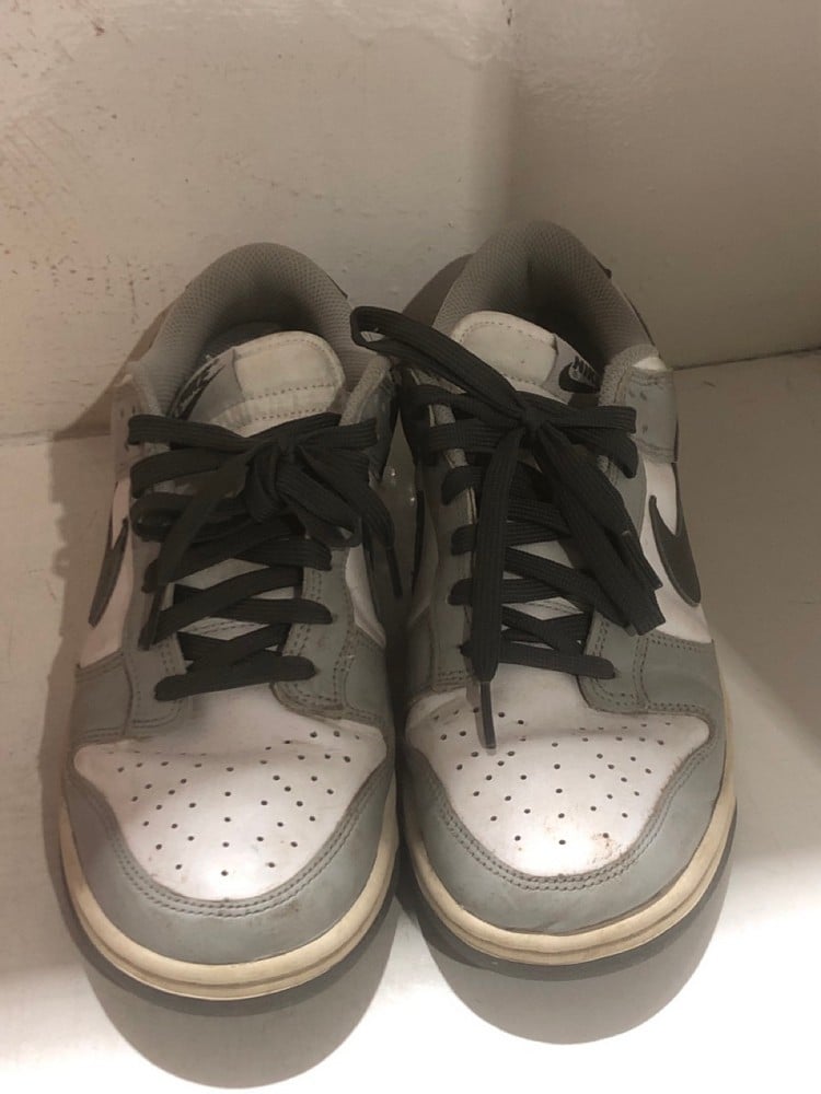 NIKE GREY/WHITE TRAINERS - SIZE 7.5