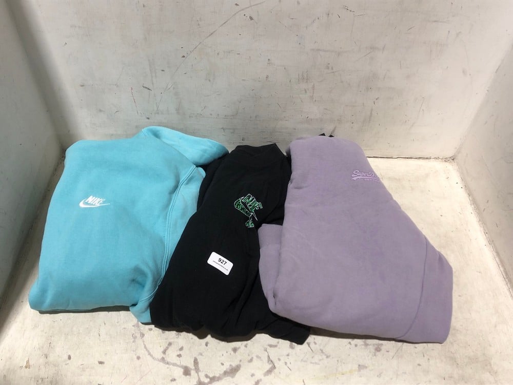 3 X ASSORTED CLOTHES TO INCLUDE NIKE LIGHT BLUE PULLOVER HOODIE - SIZE M