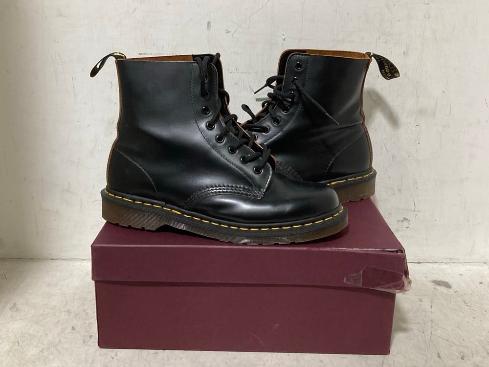 John Pye Auctions DR MARTENS BLACK 8 EYELET HERITAGE FIT BOOTS SIZE UK 8 RRP 120