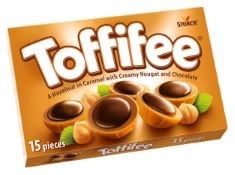 96 X TOFFIFEE CHEWY NOUGAT CARAMEL CUPS WITH HAZELNUT AND CHOCOLATE, 15 PIECES (BB: 01/01/25.