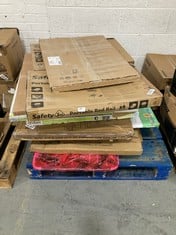 PALLET OF ASSORTED SAFETY GATES TO INCLUDE LINDAM SURE SHUT AXIS SAFETY GATE (ZONE 4)