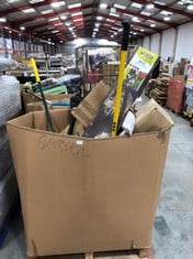 PALLET OF ASSORTED ITEMS TO INCLUDE LEAF 150CM H FICUS TREE WITH BENT TRUNK TO INCLUDE TENAX PVC EXTENDABLE TRELLIS IN DARK BROWN (ZONE 7)