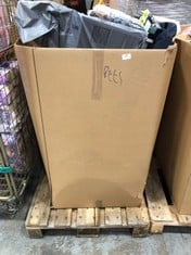 PALLET OF ASSORTED PET ITEMS TO INCLUDE ULTIMATE FLOOR TO CEILING CAT CLIMBER AND SCRATCHER (ZONE 7)