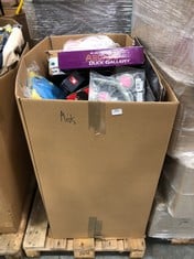 PALLET OF ASSORTED KIDS ITEMS TO INCLUDE ELECTRONIC ARCADE DUCK GALLERY (ZONE 7)