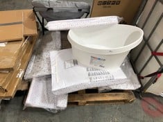 PALLET OF ASSORTED BABY ITEMS TO INCLUDE TINY TO TOTS WEDGE CHANGING MAT TO INCLUDE SHNUGGLE BABY BATH IN WHITE (ZONE 7)