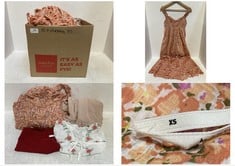 15 X ASSORTED XS ADULT CLOTHING ITEMS TO INCLUDE ALINE MAXI ANKLE DRESS FLORAL MOTIF / PINK - SIZE XS (RRP £180)