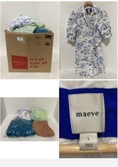 20 X ASSORTED LARGE ADULT CLOTHING ITEMS TO INCLUDE PUFF SHORT SLEEVE MIDI WRAP DRESS BLUE MOTIF / WHITE - SIZE L (RRP £148)