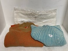 3 X ASSORTED SMALL ADULT CLOTHING ITEMS TO INCLUDE ALLI V-NECK PULLOVER KNIT JUMPER LIGHT BLUE - SIZE S - TOTAL RRP £420