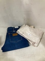 THE INSIDER FLOOD HIGH RISE SLIM FIT JEANS CREAM - SIZE 27 TO INCLUDE WRANGLER WESTWARD 626 HIGH RISE BOOT DENIM JEANS BLUE - SIZE 27 - TOTAL RRP £258