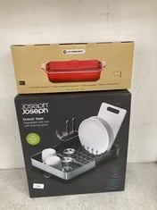 QTY OF ITEMS TO INCLUDE LE CREUSET RED TERRINE DISH WITH PRESS TO INCLUDE JOSEPH JOSEPH EXTEND STEEL EXPANDABLE DISH RACK WITH DRAINING SPOUT , LE CREUSET STONEWARE RECTANGULAR TERRINE WITH PRESS, 32