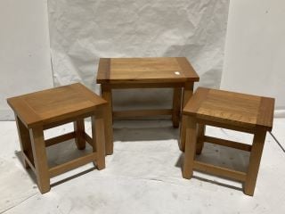 HOLLOW WOOD NEST OF 3 OAK TABLES