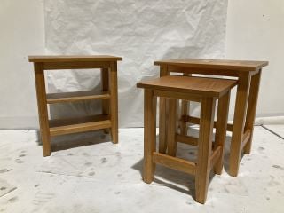 HOLLOW WOOD NEST OF 3 OAK TABLES