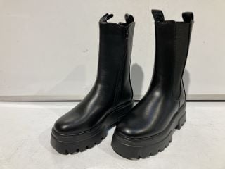 1 X BOX OF MIXED ITEMS TO INCLUDE KRUSH SIZE 5 BLACK BOOTS