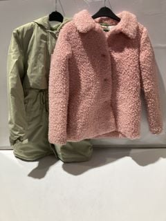 BOX OF WOMENS COATS TO INCLUDE GREEN YUWEI OUTDOOR COAT SIZE 12