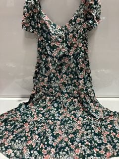 IN THE STYLE FLORAL DRESS SIZE 10 + 2X APRICOT GREEN FLORAL DRESS SIZE 12