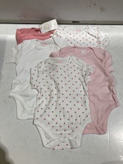 1 X BOX OF PREMIUM DESIGNER APPERAL TO INCLUDE BABY GROWS IN PINK SIZE 12-18 MONTHS