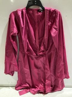 1 X BOX OF PREMIUM DESIGNER APPERAL TO INCLUDE MISSGUIDED TIE FRONT FLARE IN SATIN HOT PINK SIZE 16