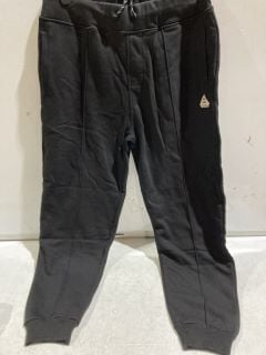 1 X BOX OF PREMIUM DESIGNER APPERAL TO INCLUDE PYRENEX JOGGERS IN BLACK SIZE XL