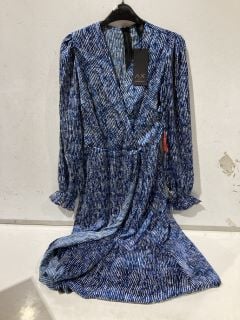 1 X BOX OF PREMIUM DESIGNER APPERAL TO INCLUDE RYL CHK CHFF LS WRAP TOP IN DARK BLUE SIZE 14