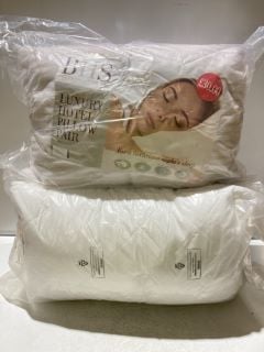 4 X BEDDING PILLOWS