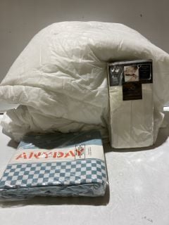 1 X BOX OF BEDDING ITEMS TO INCLUDE FITTIED DOUBLE SHEET