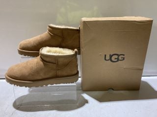 1 X BOX OF SHOES TO INCLUDE UGG LOW BOATS SIZE 5