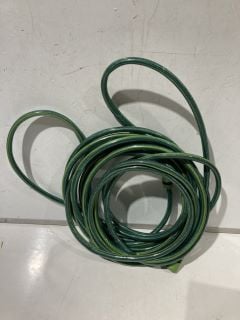 1 X BOX OF GARDEN ITEMS TO INCLUDE HOSE HEAD