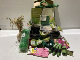 1 X BOX OF GARDEN ITEMS TO INCLUDE EXPANDABLE GARDEN HOSE