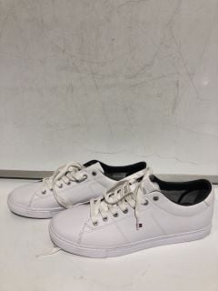 WHITE TOMMY HILFIGER SHOES UK 10.5 TO INCLUDE CATSWORLD SHOES SIZE 46