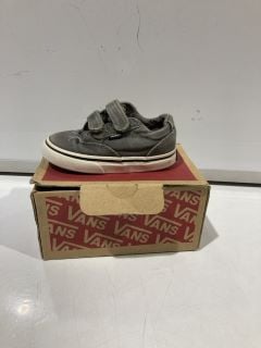 BOX OF FOOTWEAR TO INCLUDE VANS TRAINERS GREY SIZE UK 5