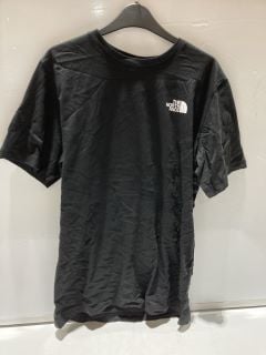 BOX OF CLOTHES TO INCLUDE NORTH FACE T SHIRT BLACK CHARCOAL SIZE M