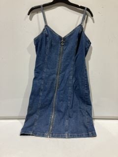 BOX OF CLOTHING TO INCLUDE QUIZ DENIM DRESS SIZE 12