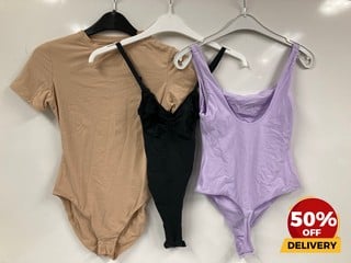 SKIMS FITS EVERYBODY T-SHIRT STYLE BODYSUIT CLAY S FITS EVERYBODY SQUARE NECK BODYSUIT LILY S TOTAL RRP £166