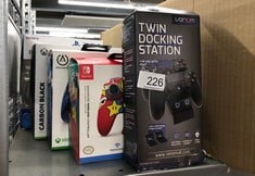 QUANTITY OF TECH & GAMING ITEMS TO INCLUDE VENOM PLAYSTATION 4 TWIN CHARGE DOCKING STATION - BLACK (PS4) VS2732: LOCATION - B RACK