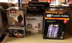 QUANTITY OF  KITCHEN & APPLIANCE ITEMS TO INCLUDE RUSSELL HOBBS ILLUMINATING 1.7L ELECTRIC CORDLESS GLASS KETTLE WITH BLACK/BRUSHED STAINLESS STEEL ACCENTS (FAST BOIL 3KW, WASHABLE ANTI-SCALE FILTER,