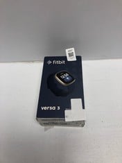 FITBIT VERSA 3 HEALTH & FITNESS SMARTWATCH WITH GPS, 24/7 HEART RATE, VOICE ASSISTANT, MIDNIGHT / SOFT GOLD. RRP £120:: LOCATION - B RACK