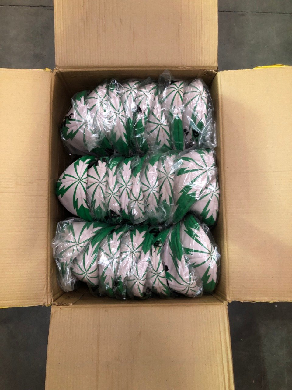 25 X ARAMIS RUGBY BALLS GREEN/WHITE: LOCATION - B