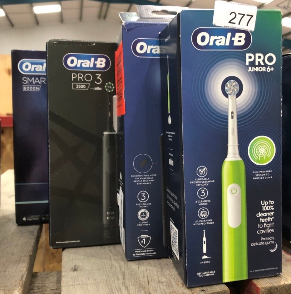 QUANTITY OF HEALTH & BEAUTY ITEMS TO INCLUDE ORAL-B PRO JUNIOR KIDS ELECTRIC TOOTHBRUSH, 1 TOOTHBRUSH HEAD, 3 MODES WITH KID-FRIENDLY SENSITIVE MODE, FOR AGES 6+,  UK PLUG, GREEN: LOCATION - B