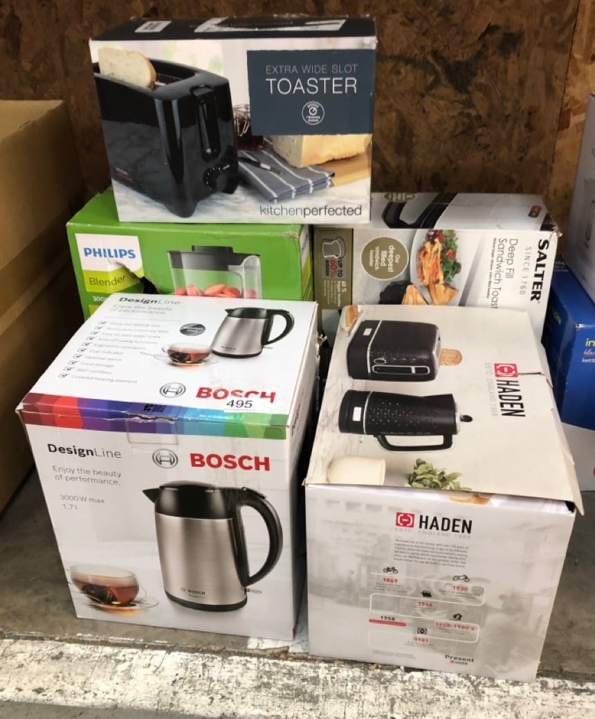 QUANTITY OF KITCHEN & APPLIANCES ITEMS TO INCLUDE BOSCH DESIGNLINE TWK3P420GB STAINLESS STEEL CORDLESS KETTLE, 1.7 LITRES, 3000W - SILVER & BLACK: LOCATION - D